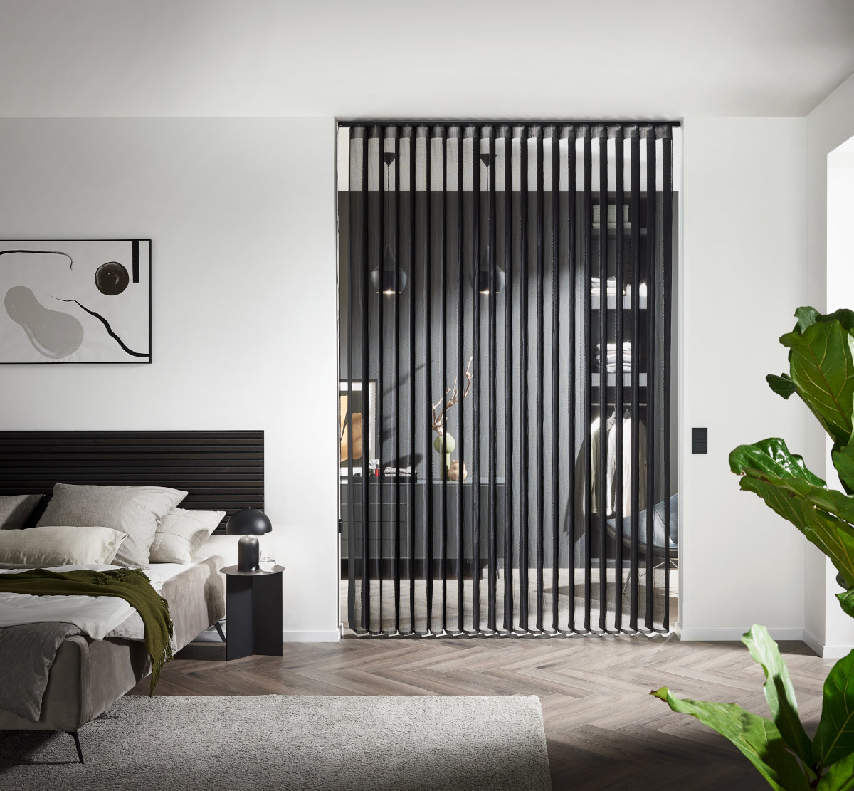 Foto schwarze-Lammelenvorhang(offen) als Trennwand im Wohnzimmer 