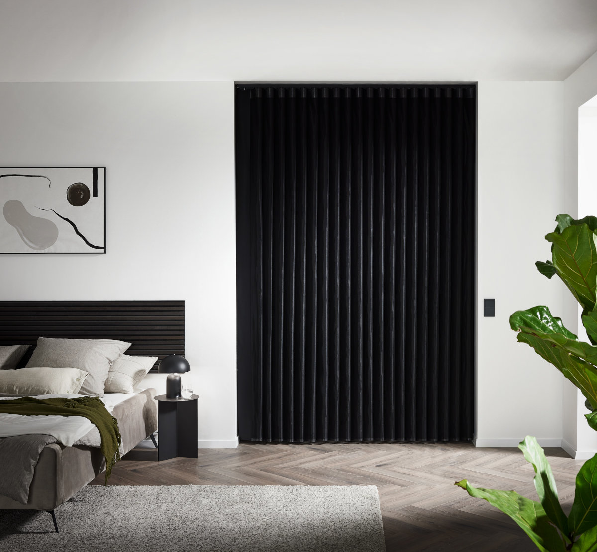 Foto schwarze-Lammelenvorhang(geschlossen) als Trennwand im Wohnzimmer 