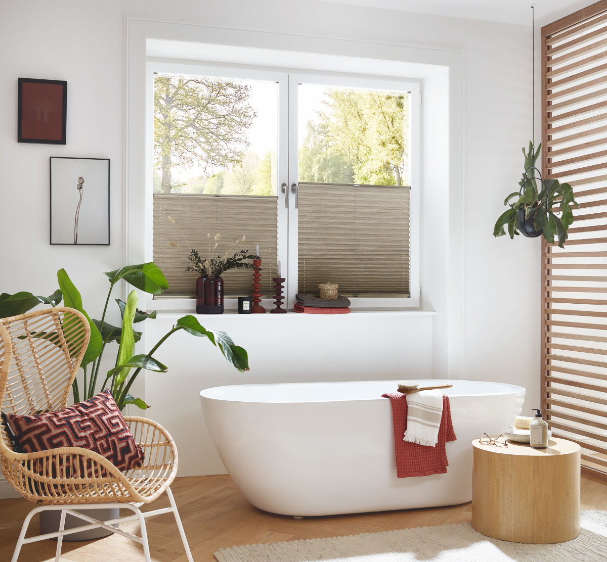 Badezimmer- weisse Badewanne,Blume ,Stuhl und Fenster mit Jalousine 